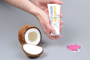 SUPERGLIDE kokosový lubrikační gel Coconut (75 ml), v ruce