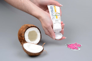 SUPERGLIDE kokosový lubrikační gel Coconut (75 ml), v ruce