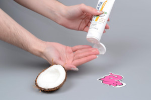 SUPERGLIDE kokosový lubrikačný gél Coconut (75 ml), v ruke