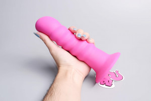 Szilikon vibrátor tapadókoronggal Hot Pink (18 cm), kézben