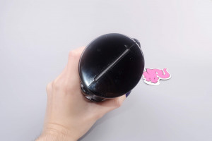 Tenga Flip Hole maszturbátor - fekete, kézben