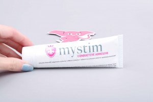 MyStim gel pro elektrosex Tensive (50 g), v ruce