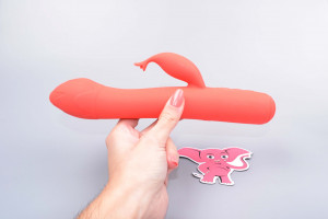Vibrátor s výběžkem na klitoris Tulip, v ruce