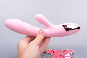 Nahrievací vibrátor s výbežkom na klitoris Lissy, v ruke
