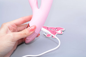 Nahřívací vibrátor s výběžkem na klitoris Lissy, nabíjení