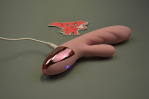 Nahrievací vibrátor s výbežkom na klitoris Lissy, nabíjanie