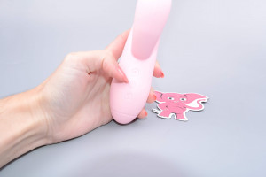 Handsfree pulzátor s výbežkom na klitoris Pulzie Bunny, ovládanie