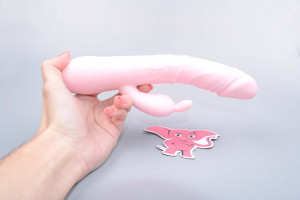 Handsfree pulzátor s výbežkom na klitoris Pulzie Bunny, v ruke