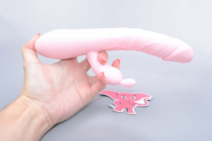 Handsfree pulzátor s výběžkem na klitoris Pulzie Bunny, v ruce