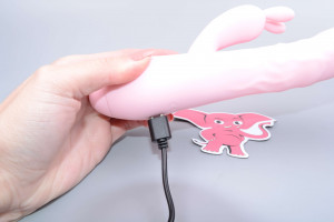 Handsfree pulzátor s výběžkem na klitoris Pulzie Bunny, nabíjení