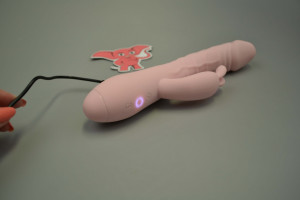 Handsfree pulzátor s výběžkem na klitoris Pulzie Bunny, nabíjení