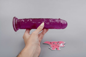 Dildo s prísavkou Purple II (19,5 cm), v ruke