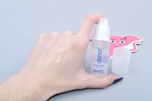Durex Intense Orgasmic – stimulační gel (10 ml), v ruce