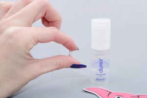 Durex Intense Orgasmic – stimulační gel (10 ml), v ruce