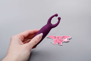 Minivibrátor na klitoris Tickle Me, v ruce