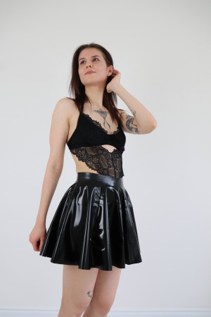 Čierna latexová sukňa Misty