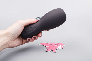 Vibrační masturbátor Squeeze–peasy (14 cm), v ruce