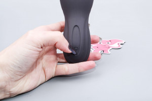 Vibračný masturbátor Squeeze-peasy (14 cm), zapínanie