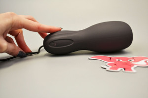 Vibrační masturbátor Squeeze–peasy (14 cm), nabíjení
