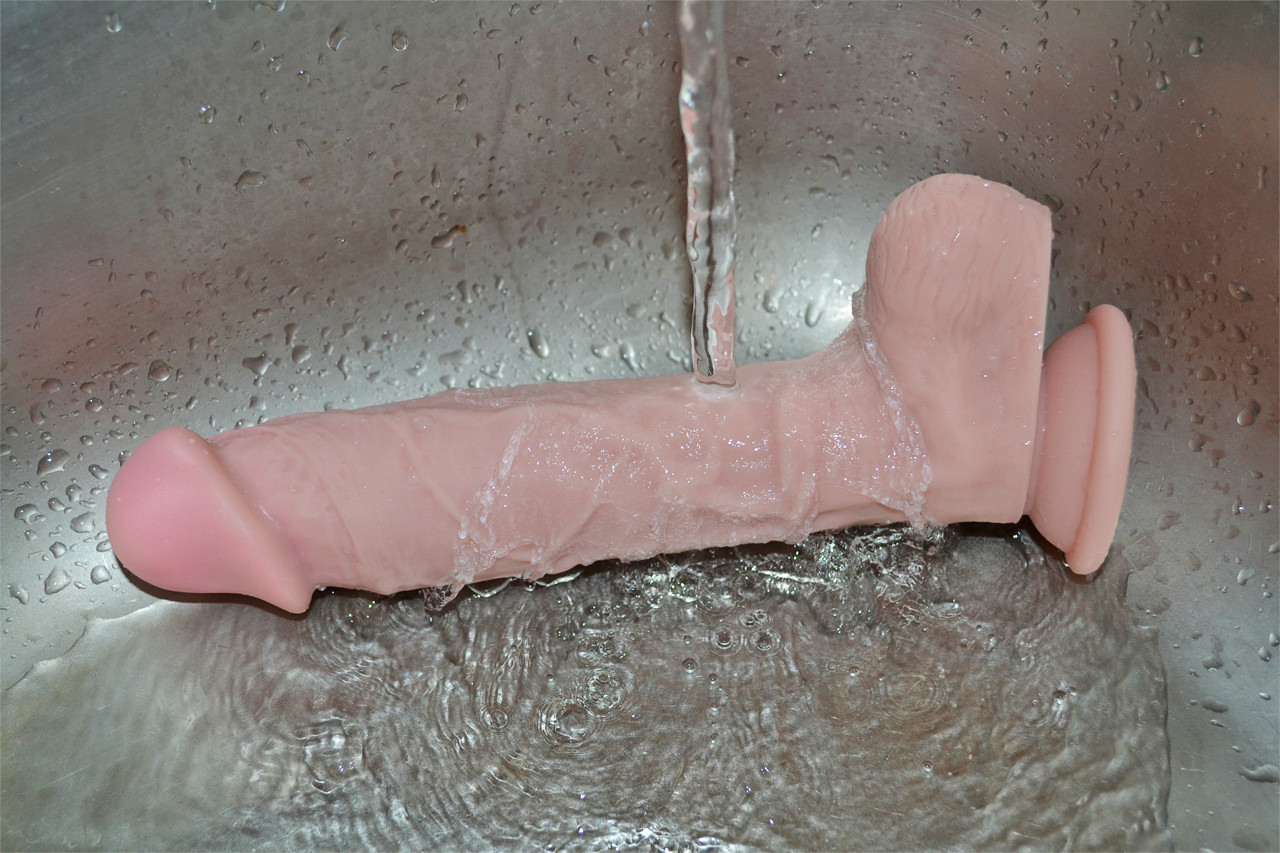 Dildo s prísavkou a semenníkmi Maxim (24 cm) – údržba