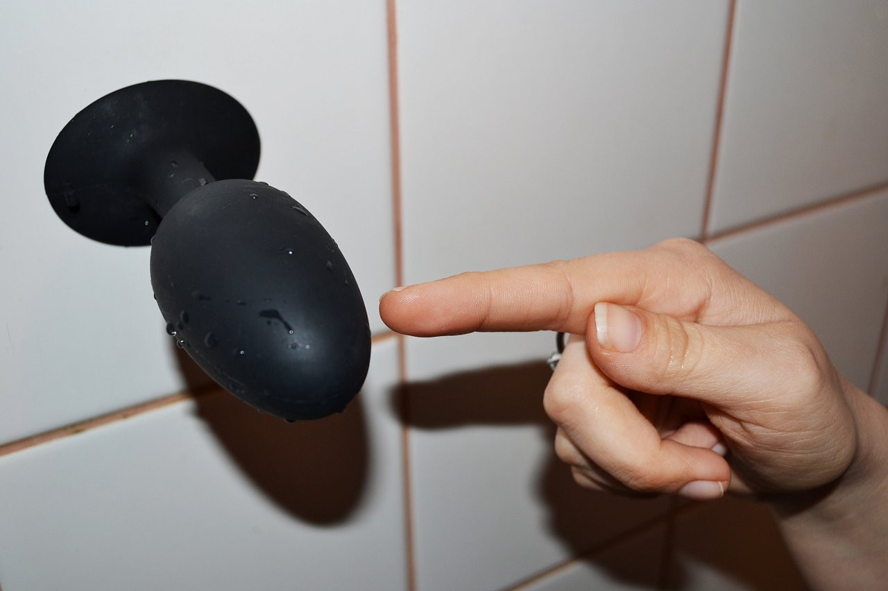 SiliconeBall – přisátý v koupelně