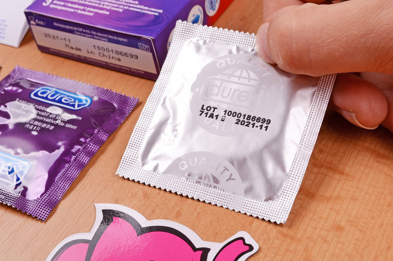 Durex Feel Thin Extra Lubricated – kondom v ruce (starší krabička)