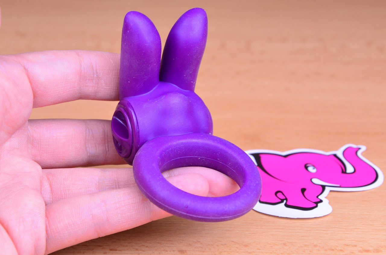 Vibrační erekční kroužek Silicone Rabbit, v ruce