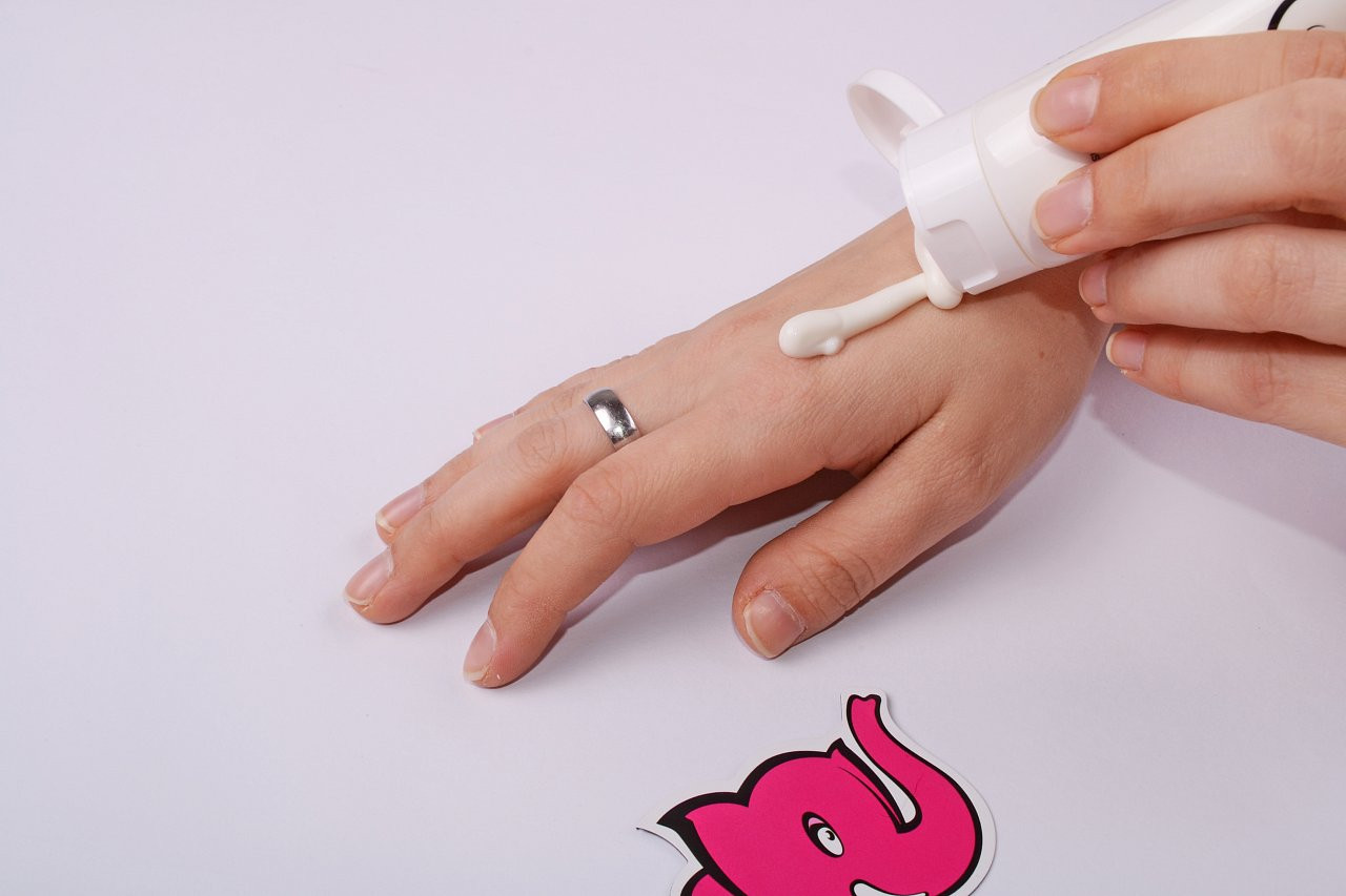 Zpevňující krém na prsa - testerka nanáší na ruku