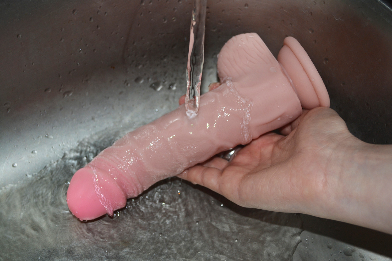 Silikonové dildo s přísavkou a varlaty (20cm) – umývání