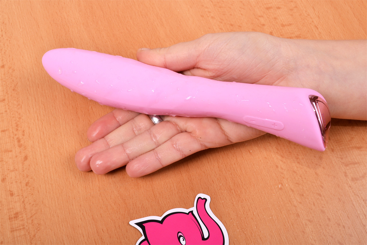 Pink Lover szilikon vibrátor, kézben