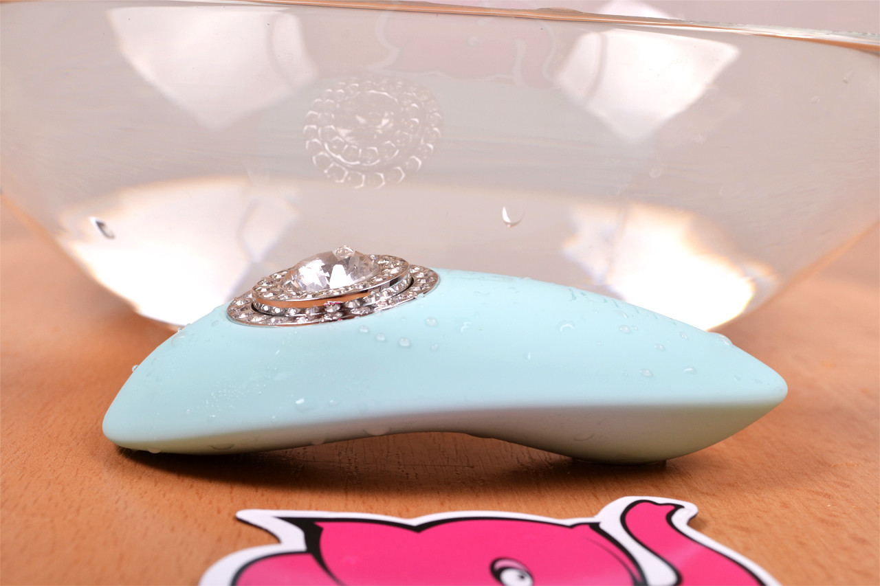 Masážní vibrátor Turquoise Diamond – před koupelí