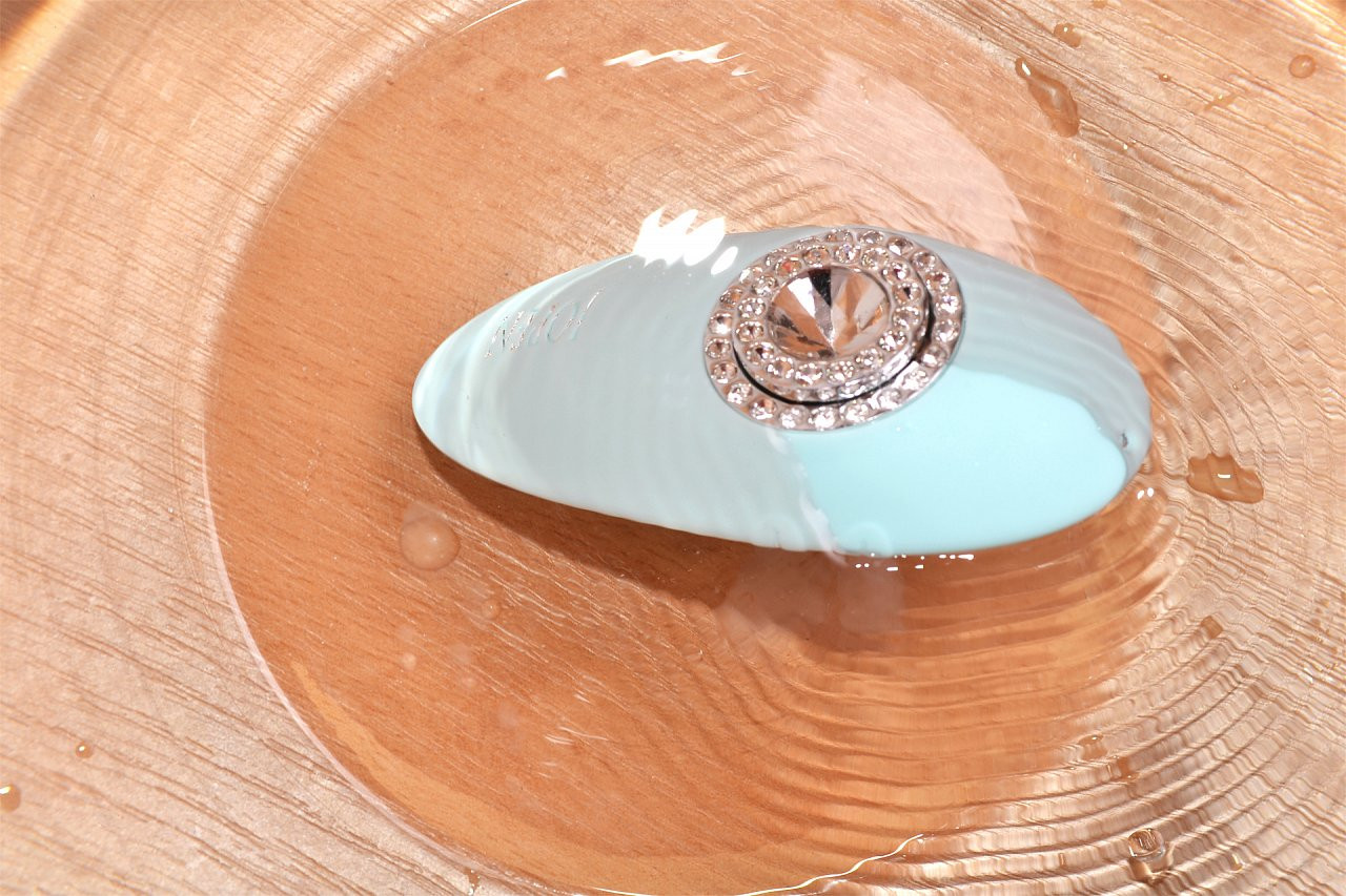 Masážny vibrátor Turquoise Diamond - test vodotesnosti