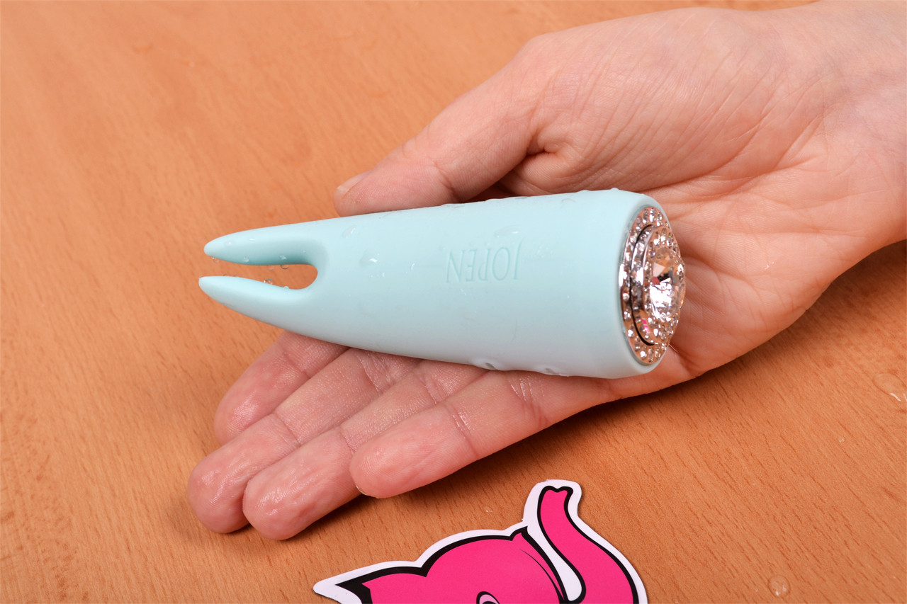 Masážny vibrátor s uškami Turquoise Diamond - v ruke