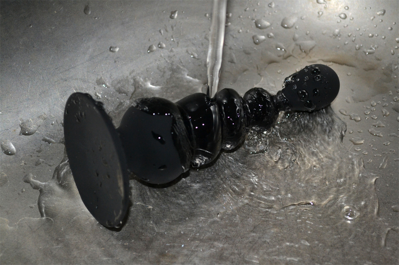 Anální kolík Black Cascade s přísavkou, pod tekoucí vodou