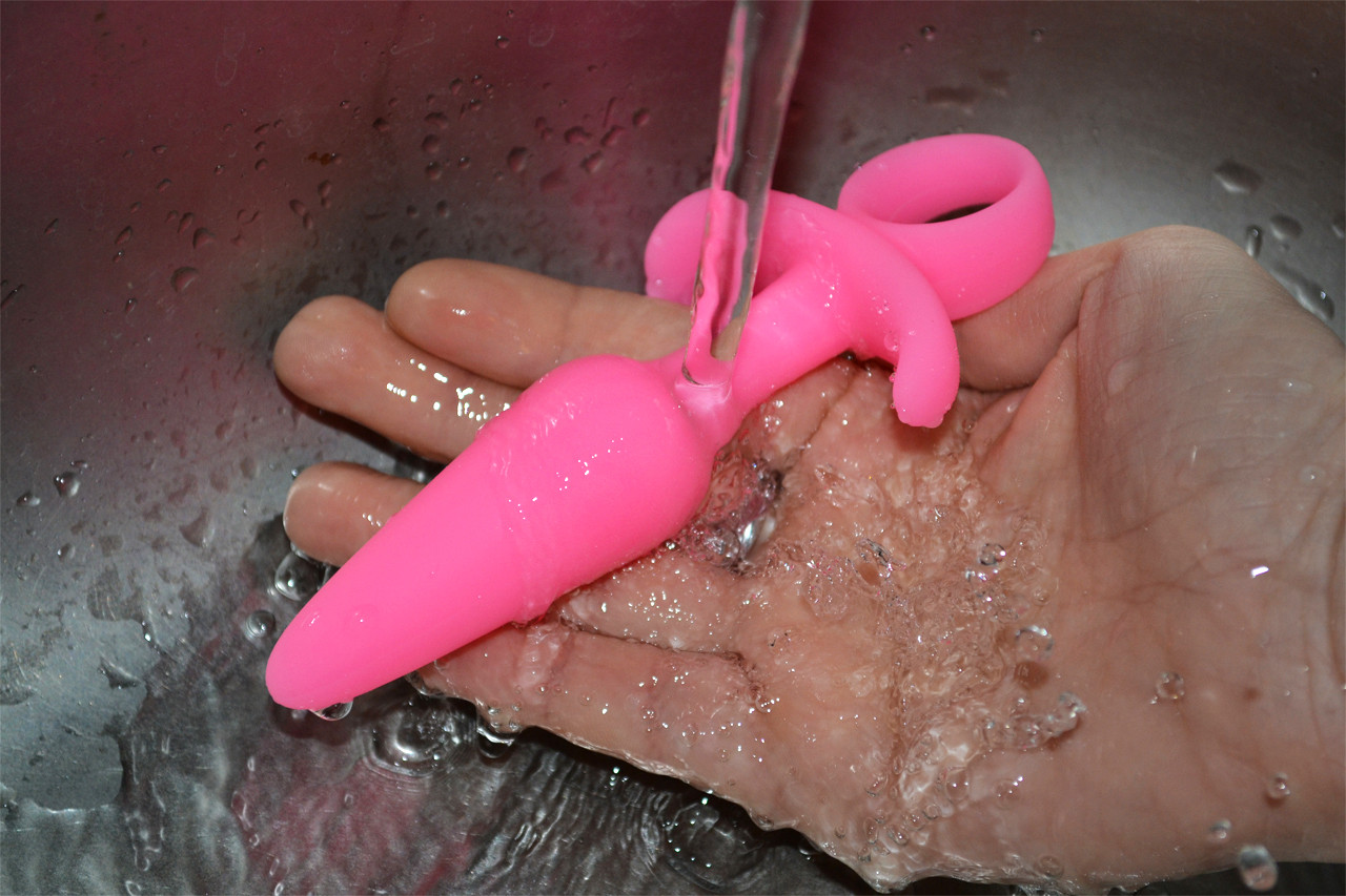 Anální kolík Pink Shining, omývání pod vodou
