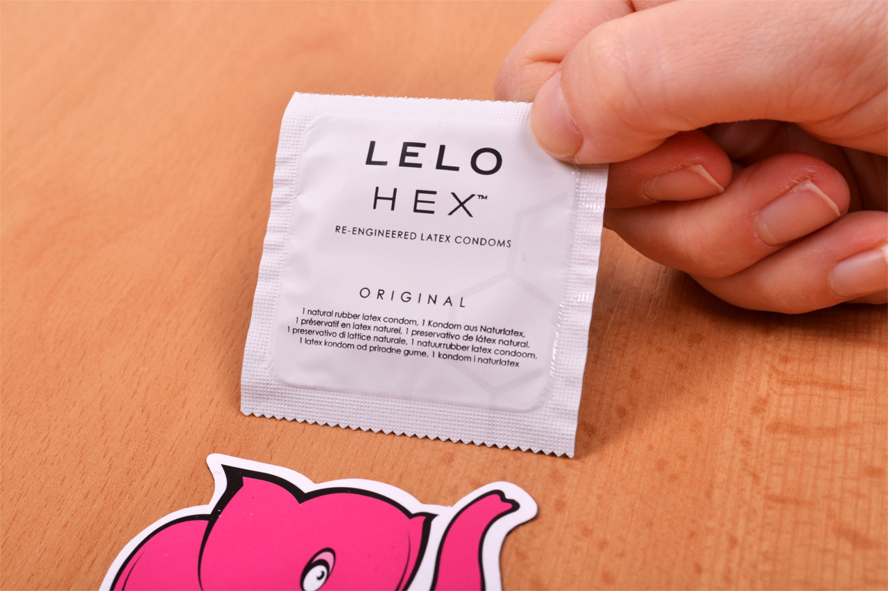 LELO Hex Original – kondom vytažený z krabičky