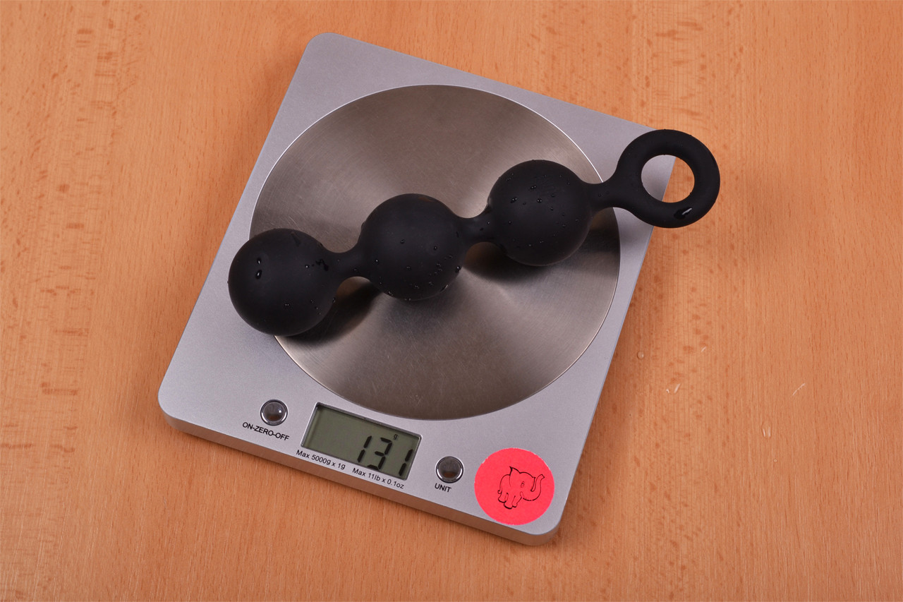 Análne guličky Black Trio - stolová váha ukazuje 131 g