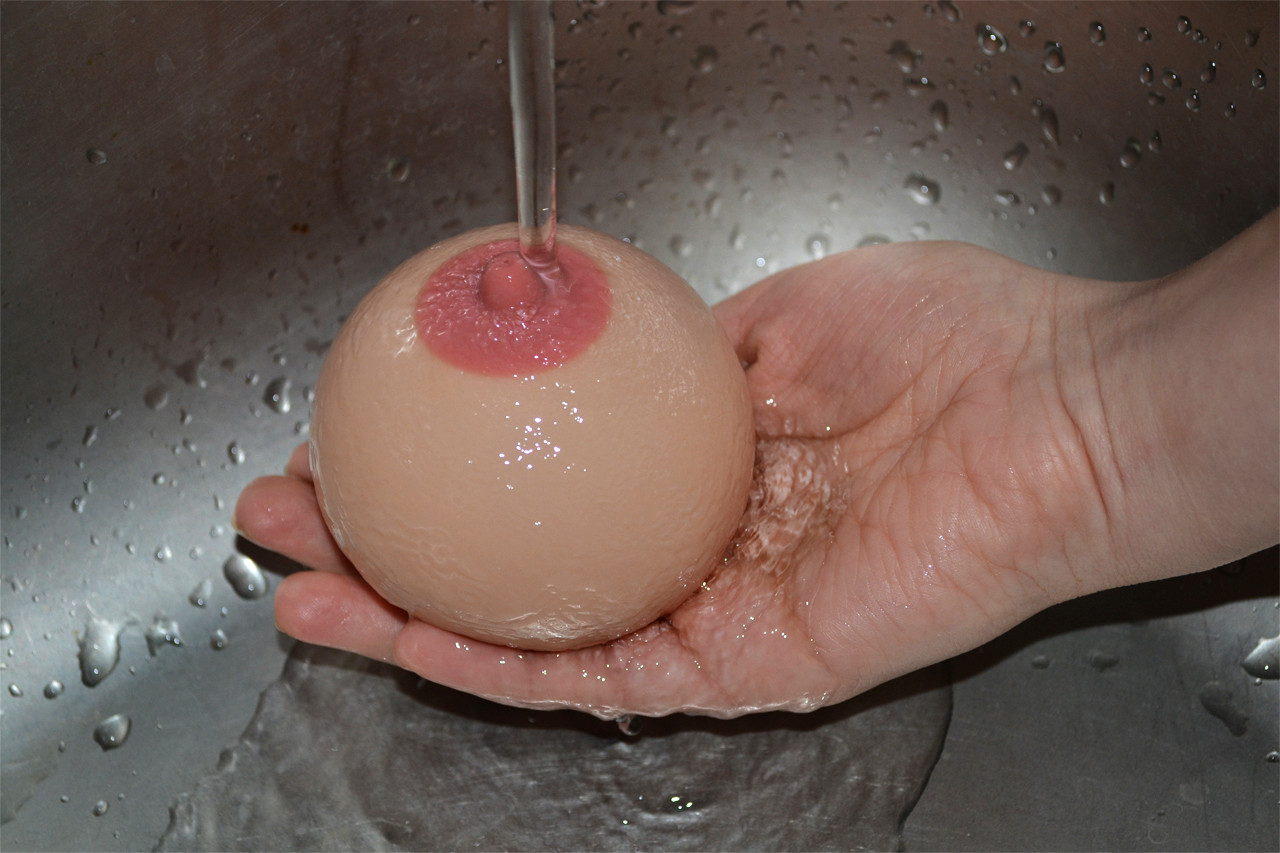 Antistresové prso Jenny – omývání prsa pod tekoucí vodou