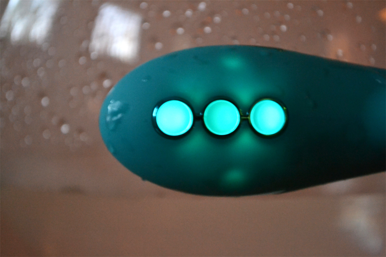 Silikonový vibrátor Tiffany Dream – detail svítících ovládacích tlačítek