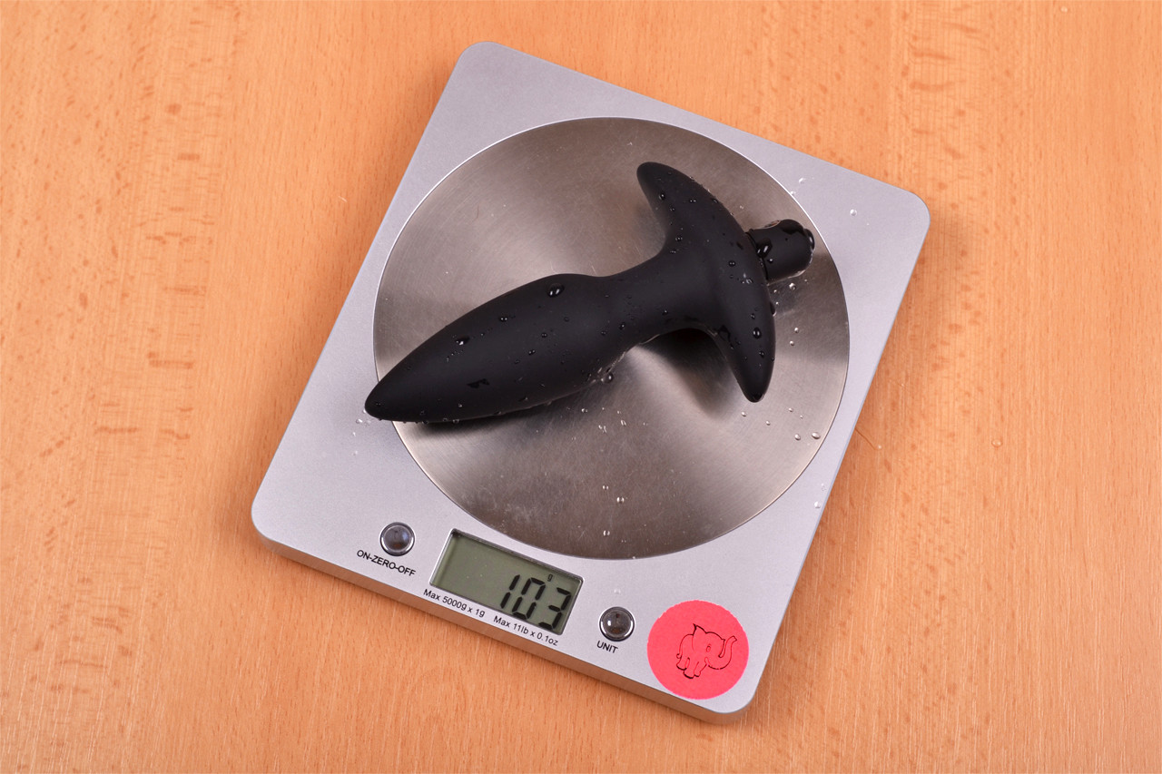 Vibrační anální kolík Stinger – vážíme větší kolík, stolní váha ukazuje 103 g