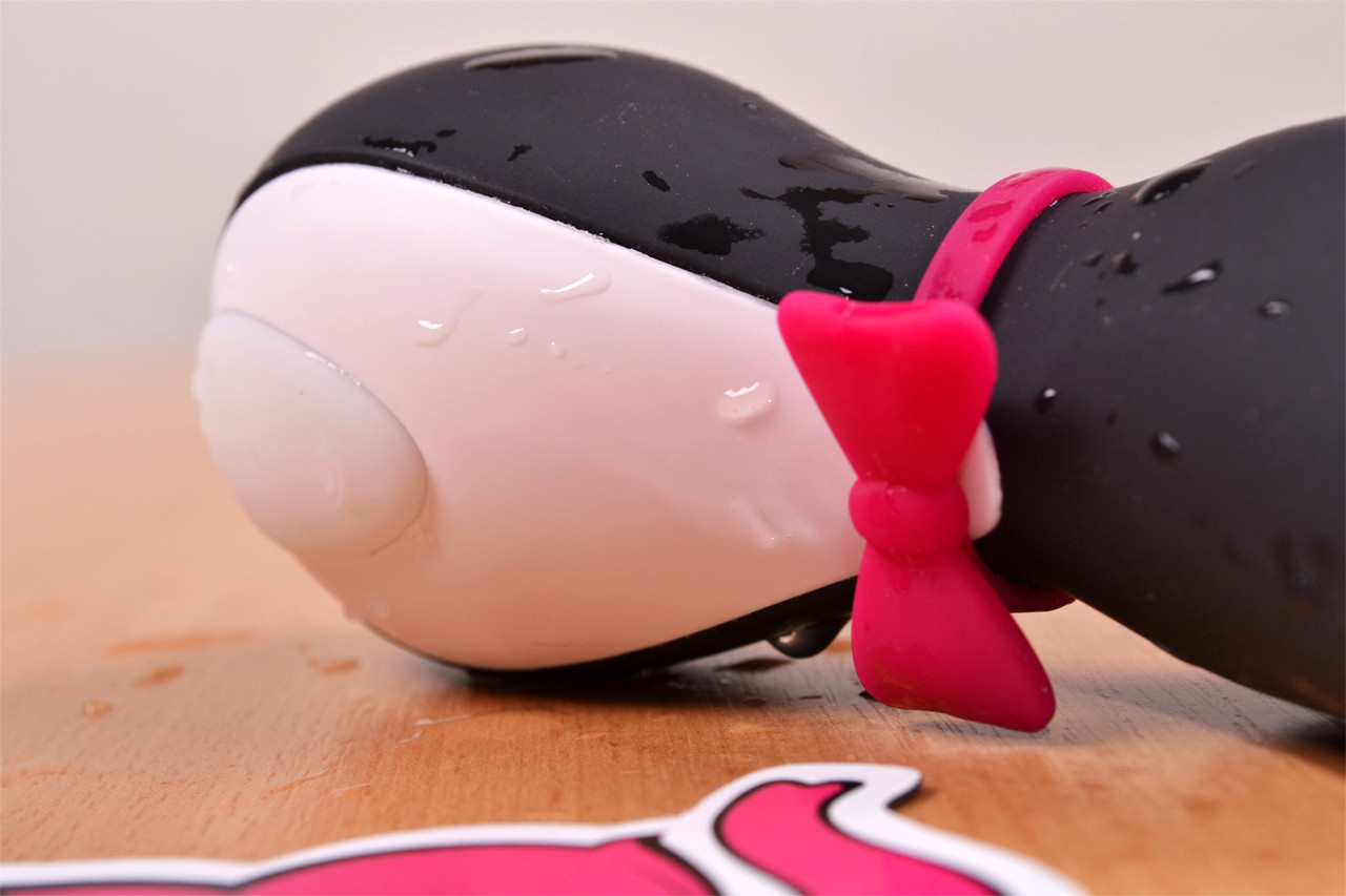 Satisfyer Pro Penguin – detail růžové mašle