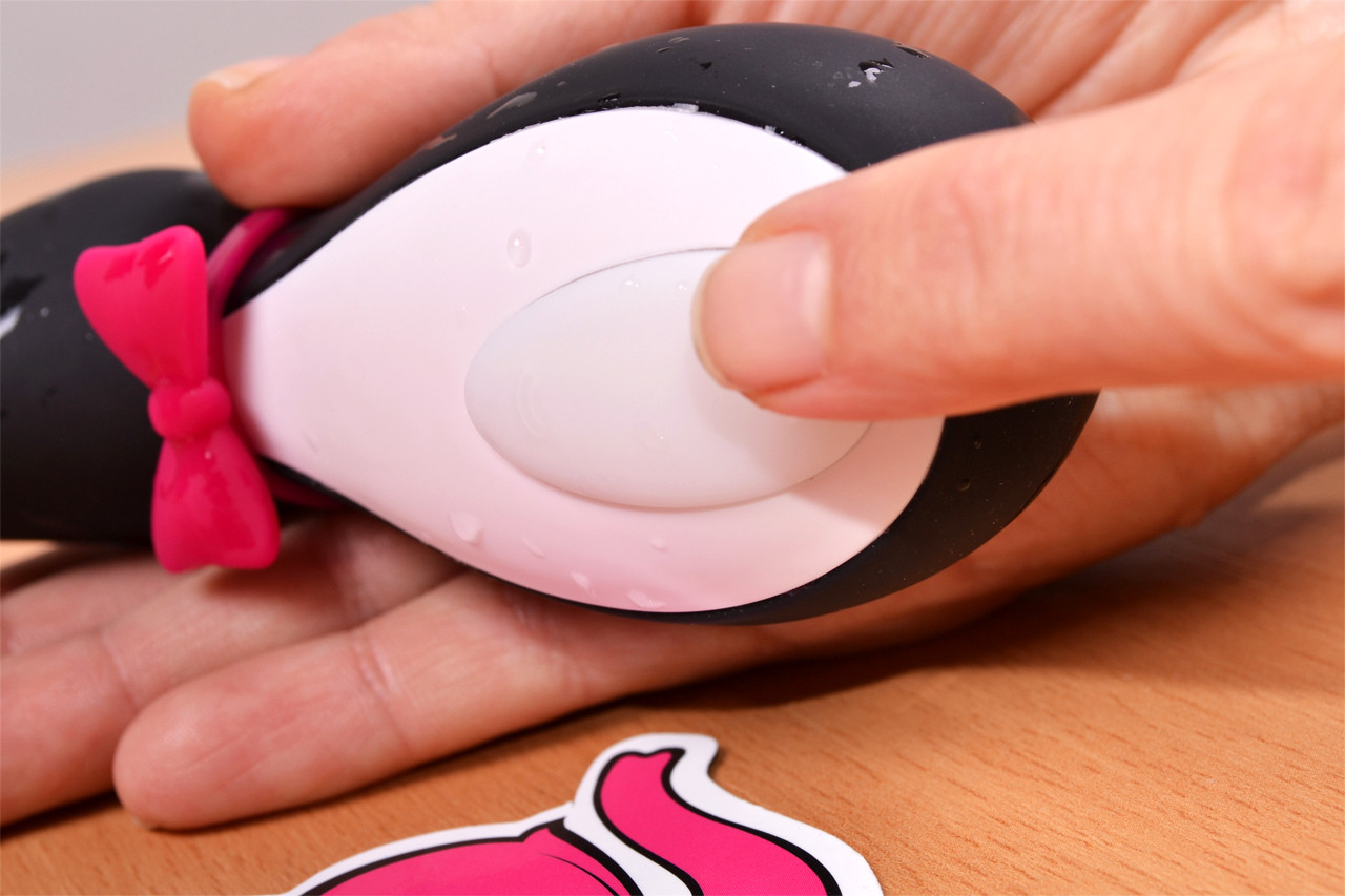 Satisfyer Pro Penguin – fotíme tlačítko na ovládání a zapnutí