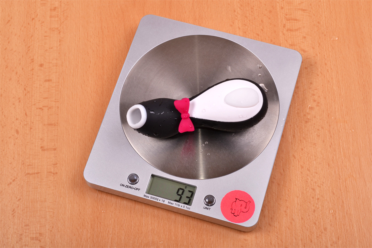 Satisfyer Pro Penguin – vážíme pomůcku, stolní váha ukazuje 93 g