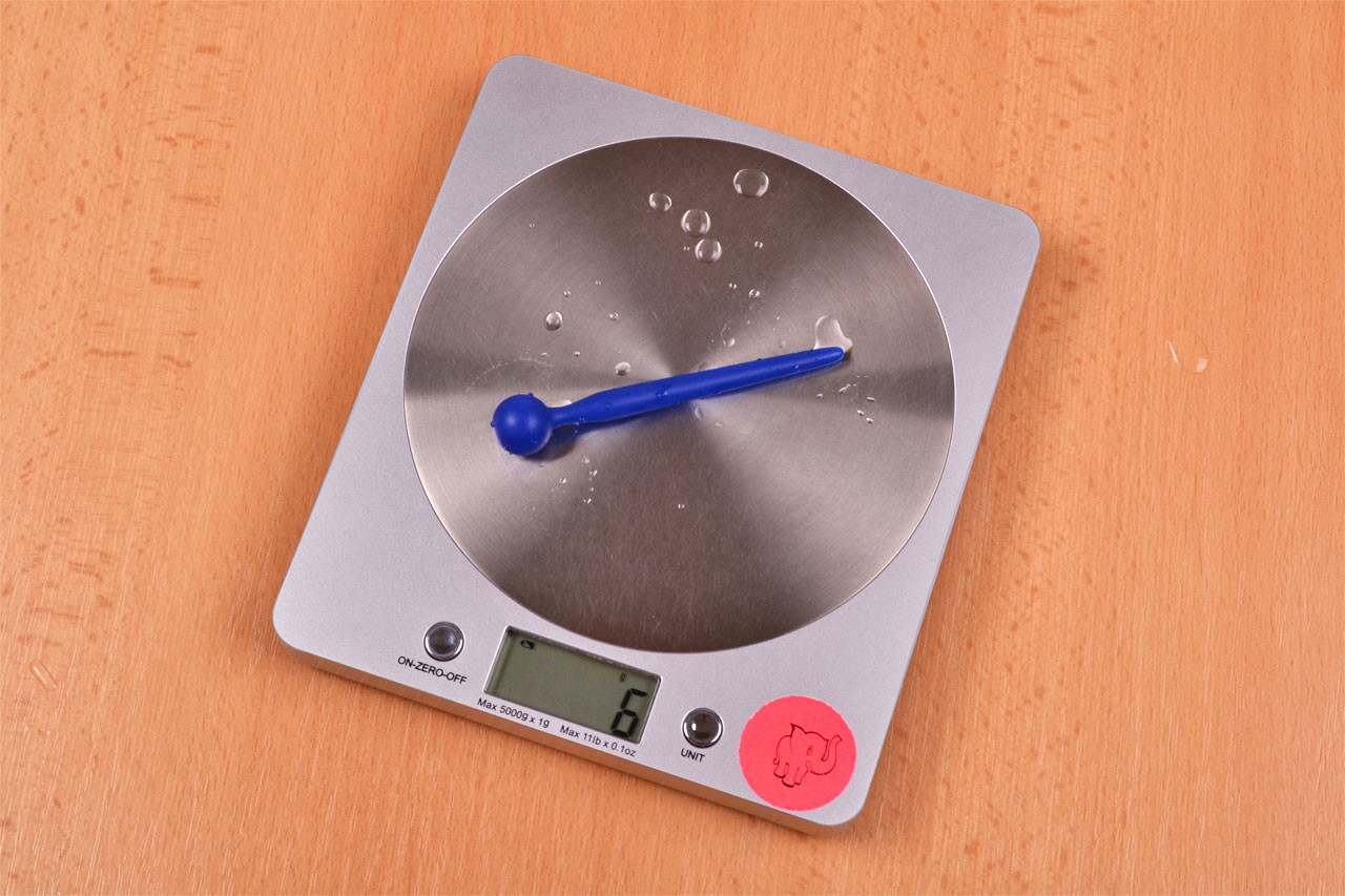 Silikonový dilatátor Blue Stick – vážíme dilatátor, stolní váha ukazuje 6 g