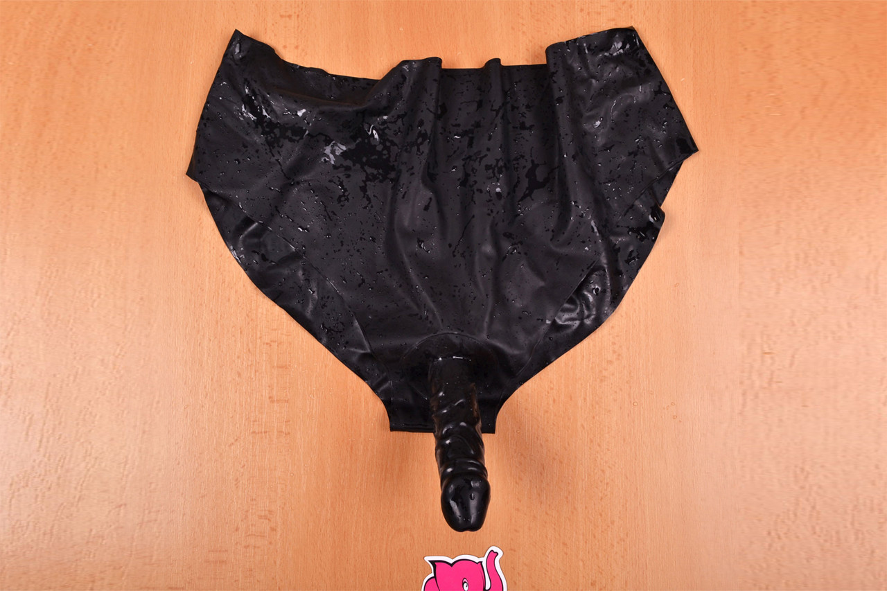 LateX kalhotky s dildem Glossy – focení v prodejně Růžový Slon Havířov