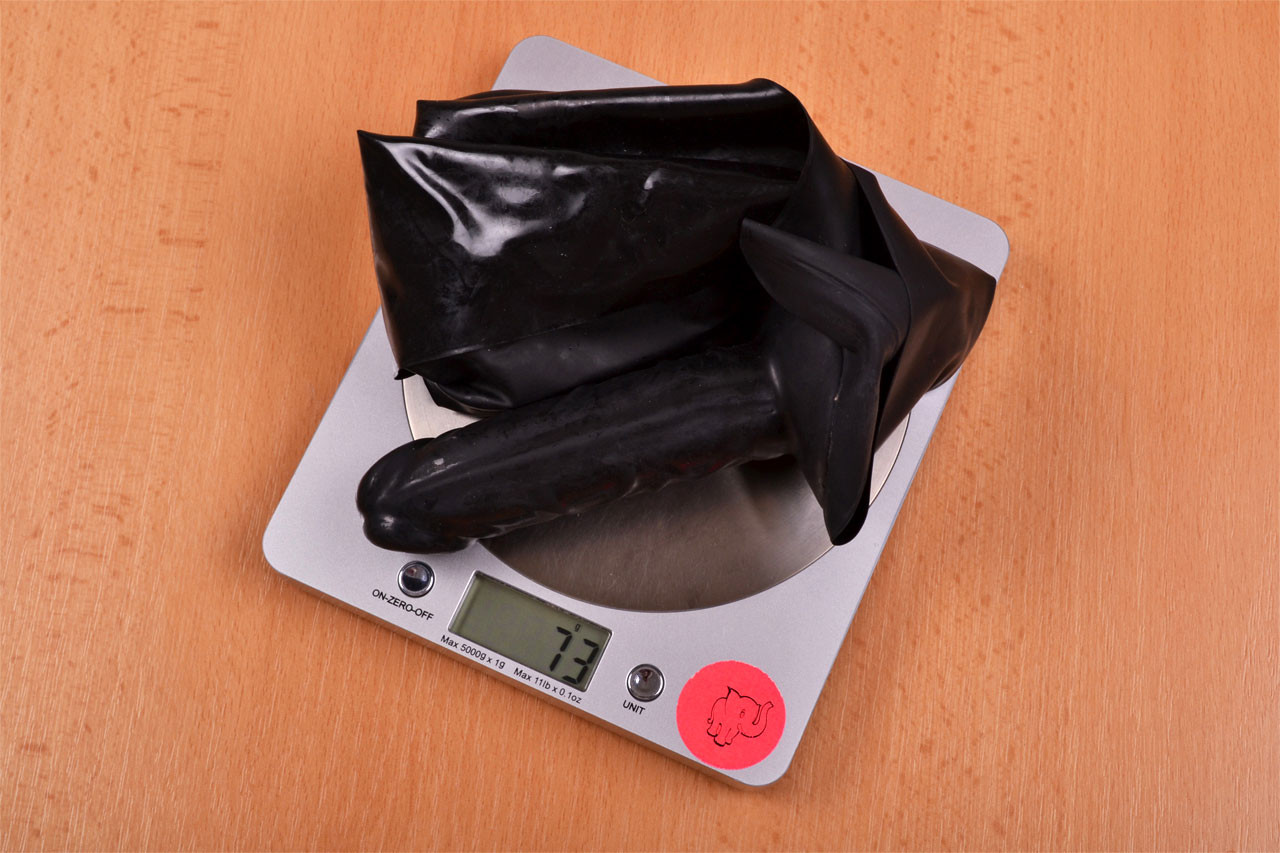 LateX kalhotky s dildem Glossy – vážíme pomůcku, stolní váha ukazuje 73 g