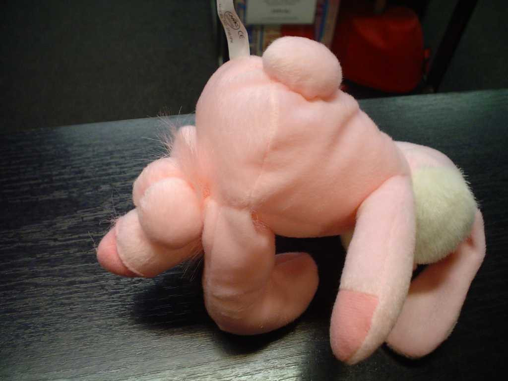Plyšový růžový zajíc s penisem