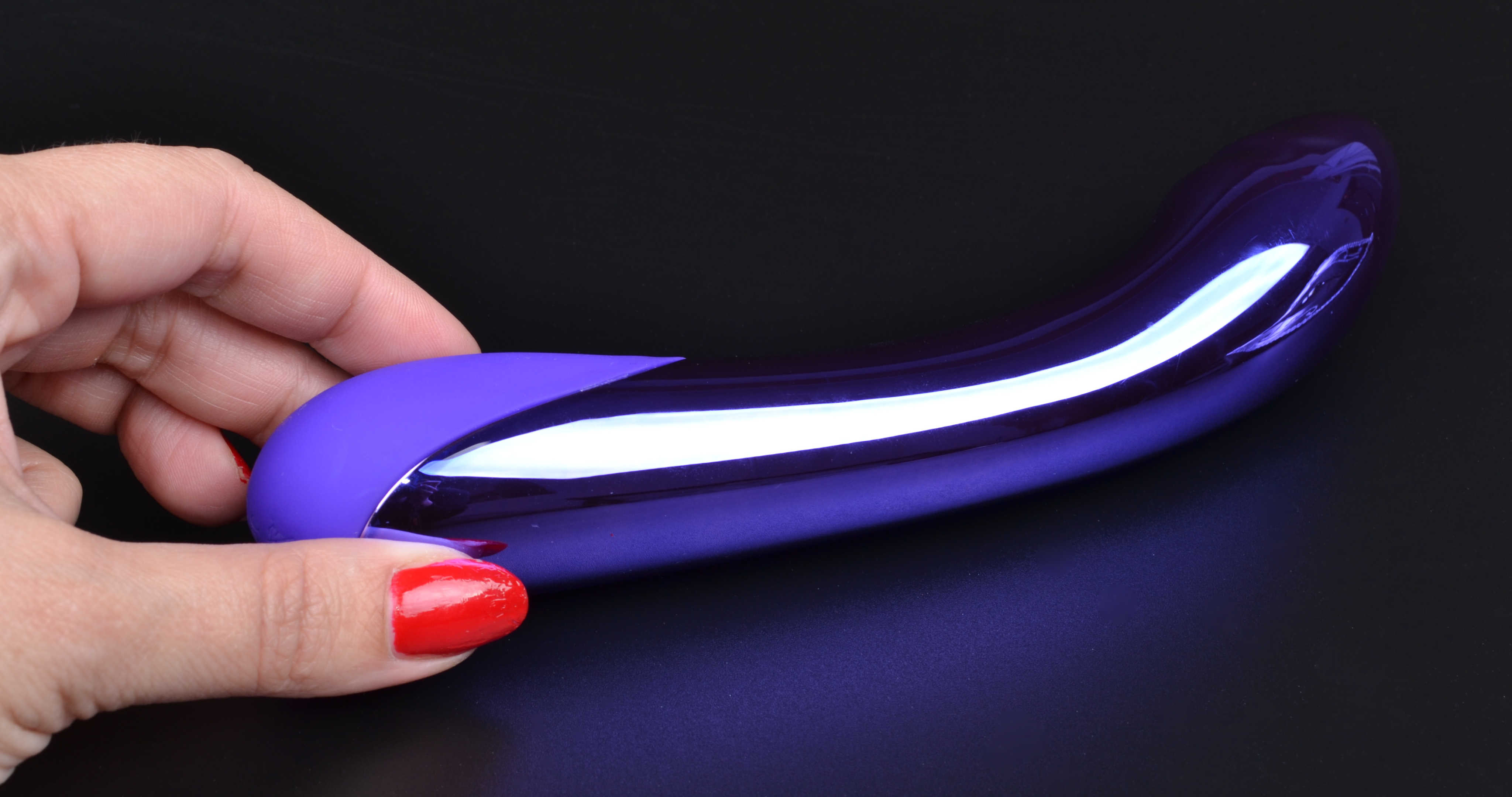 Purple Lightning műanyag vibrátor, kézben