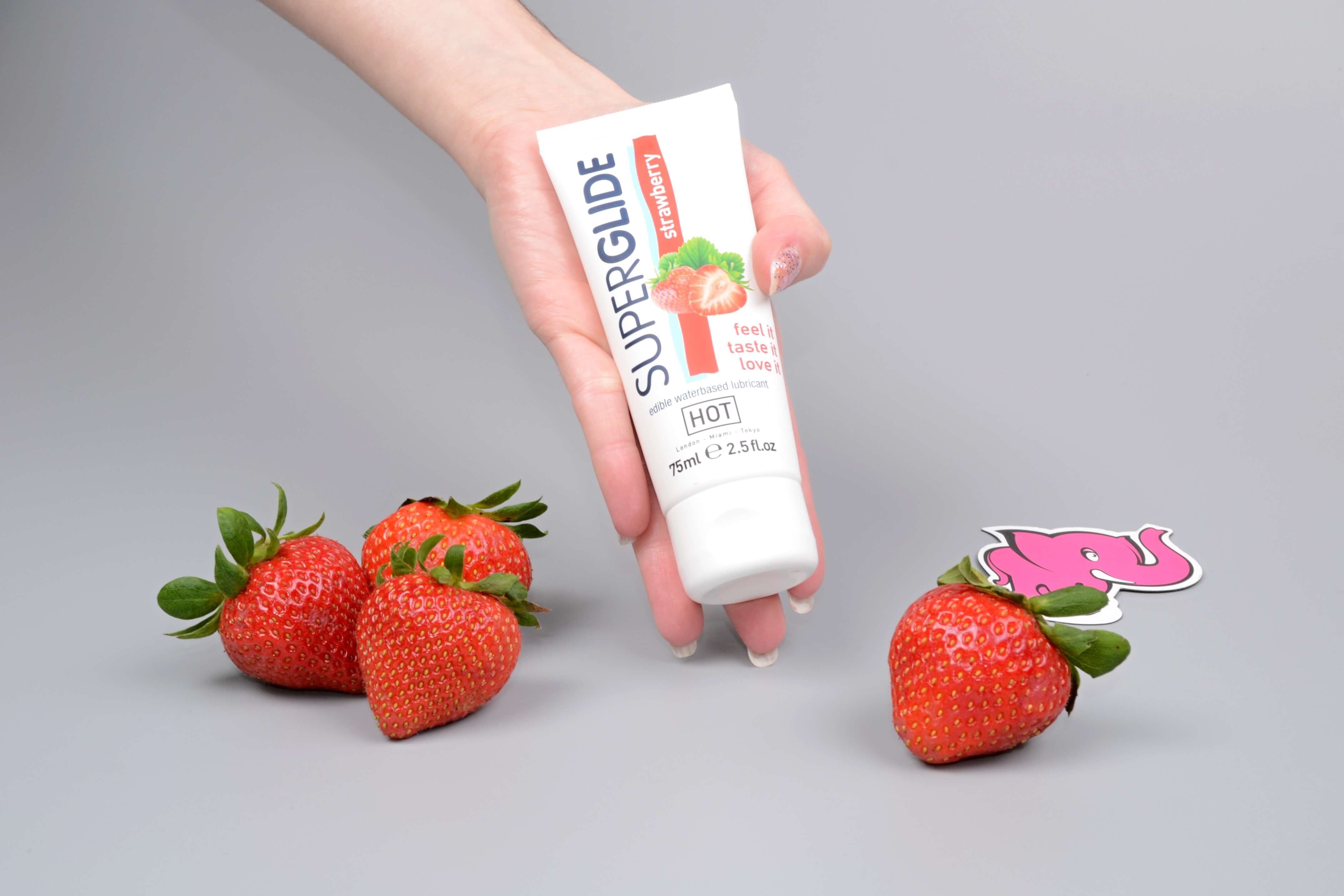 SUPERGLIDE jahodový lubrikačný gél Strawberry (75 ml), v ruke