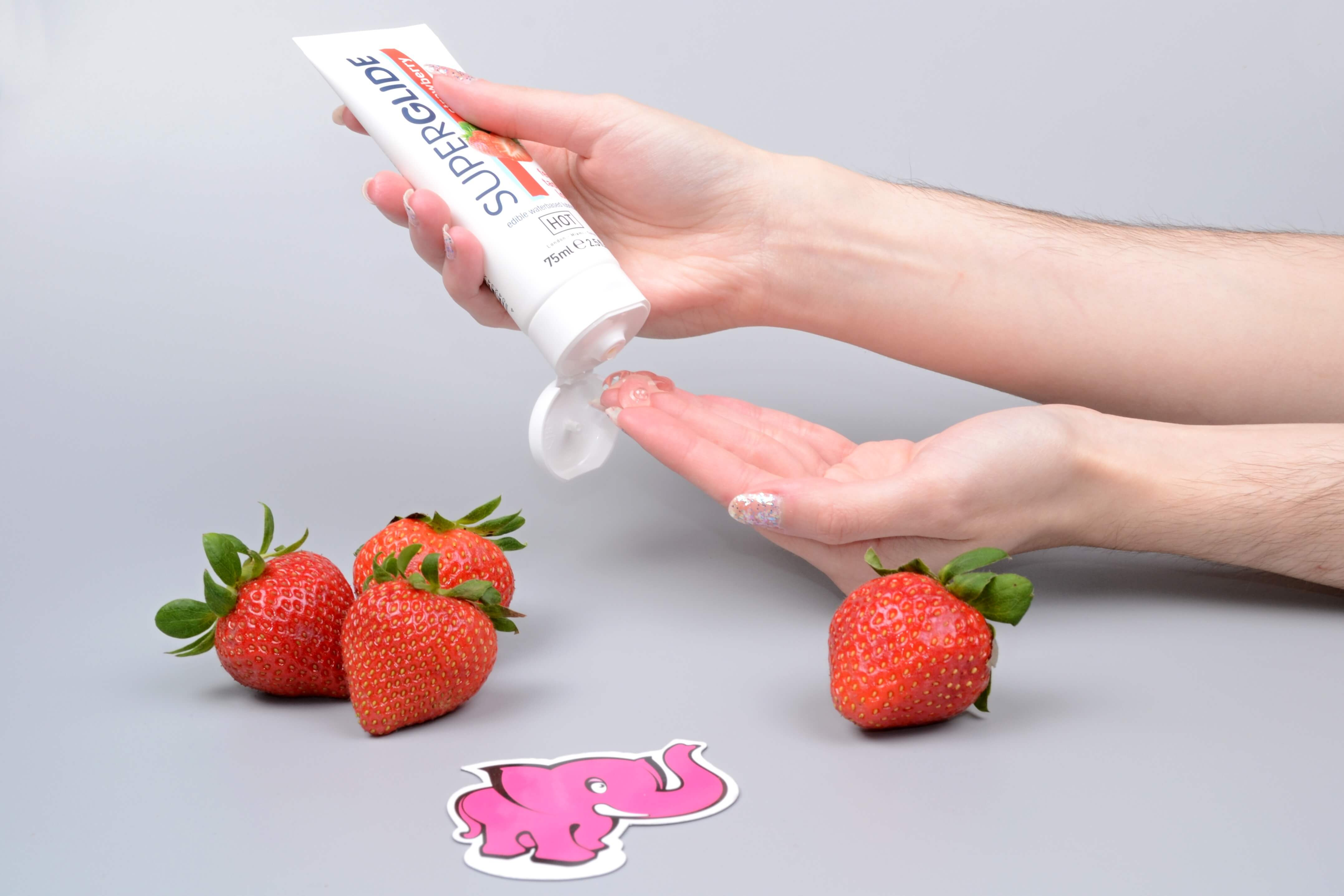 SUPERGLIDE jahodový lubrikačný gél Strawberry (75 ml), v ruke
